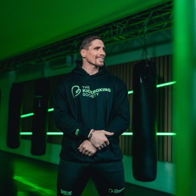 Een vrolijke foto van een instructeur van The Kickboxing Society.