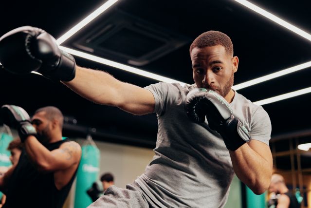 Een groep Kickboxing Society-leden in actie tijdens een intense trainingssessie.