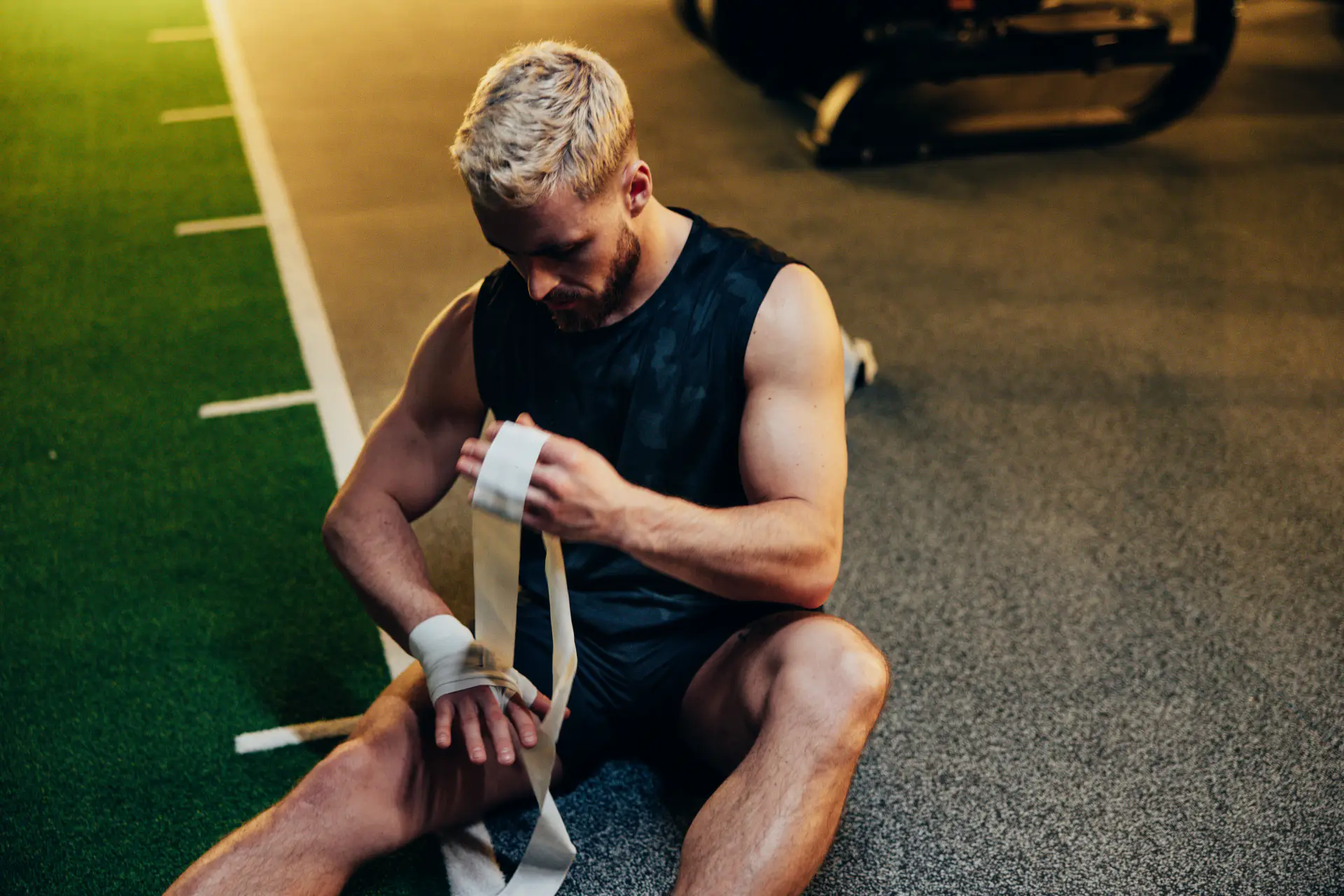 Een groep Kickboxing Society-leden in actie tijdens een intense trainingssessie.