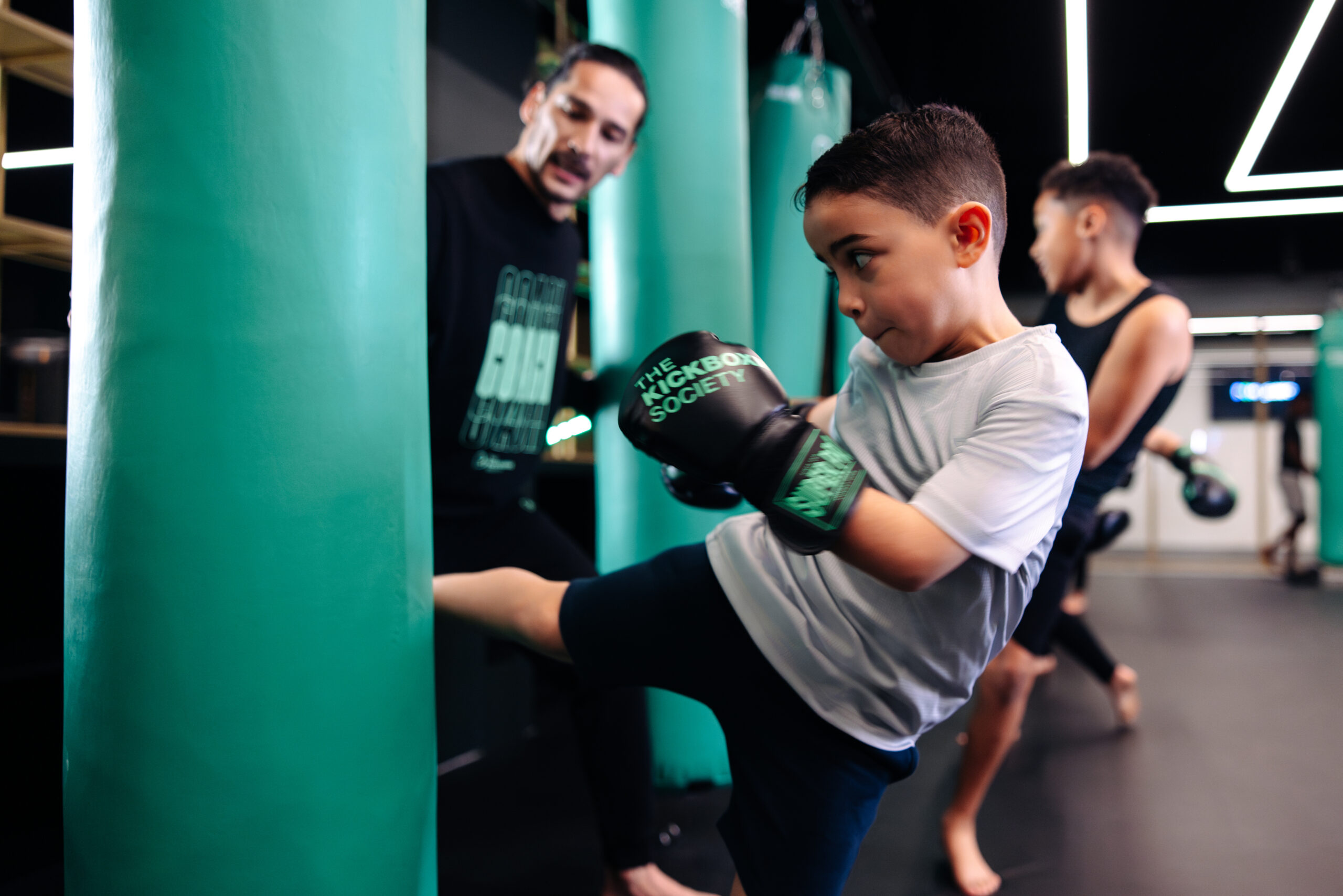Een groep Kickboxing Society-leden in actie tijdens een intense trainingssessie.
