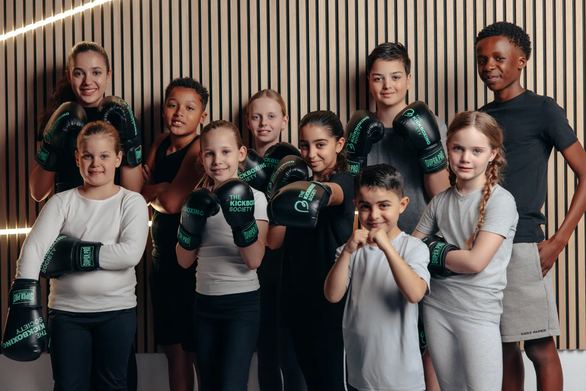 Een groep Kickboxing Society-leden in actie tijdens een intense trainingssessie.