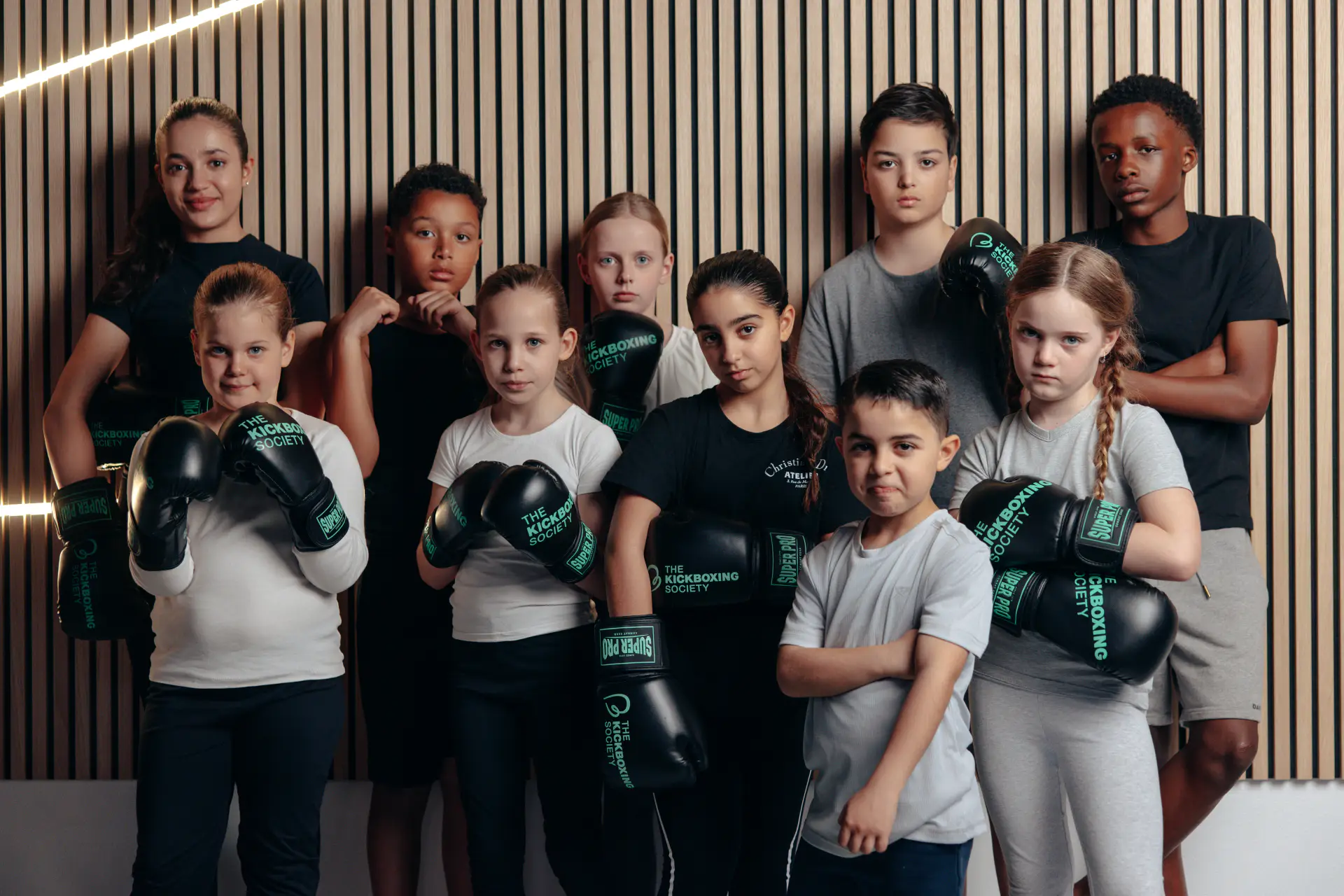 Een groep Kickboxing Society-leden in actie tijdens een intense trainingssessie.