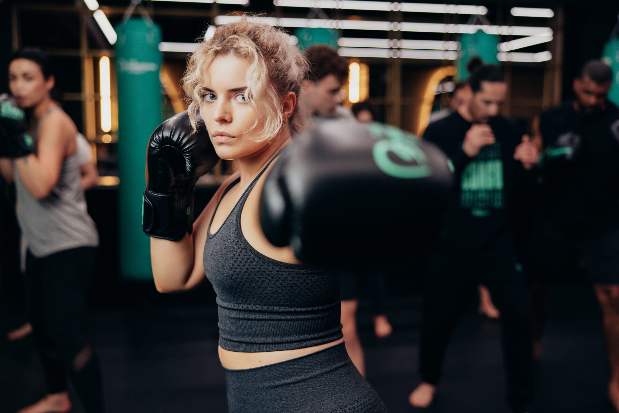 Een groep Kickboxing Society-leden in actie tijdens een intense trainingssessie.